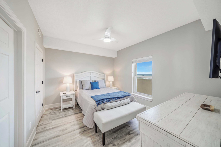 Bedroom 3, Manta Ray Villa by Avantstay Gulf Front + 2 Pools, Bay