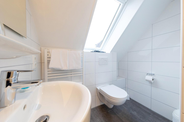 Bathroom 5, Cuxlandhotel Doppelzimmer 120, Cuxhaven
