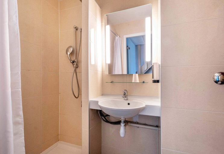 Bathroom 4, B&B HOTEL La Rochelle Centre, Charente-Maritime