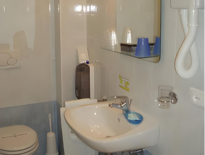 Bathroom 3, Hotel Tizian Beach, Venezia