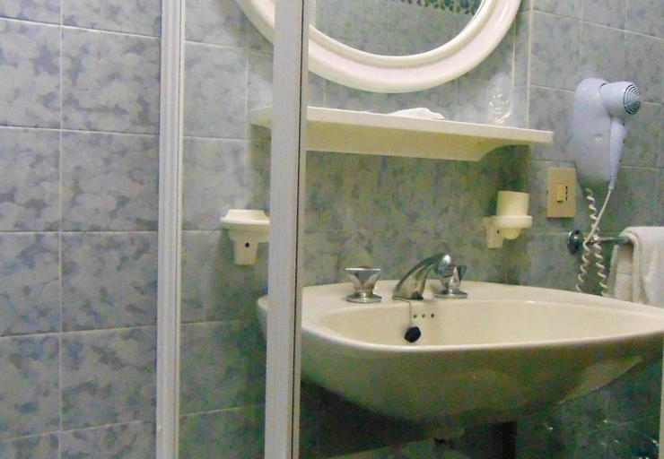 Bathroom 3, Hotel Columbus, Venezia