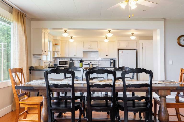 Food & Drinks 5, Private Beach Access + Water Views! Sleeps 18, Historic 6bdr Farmhouse w/ Deck, Island