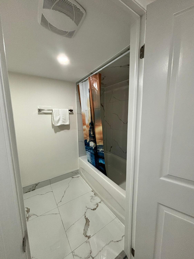 Bathroom 3, Bright Queen Room close to Sheridan College and Airport, Peel