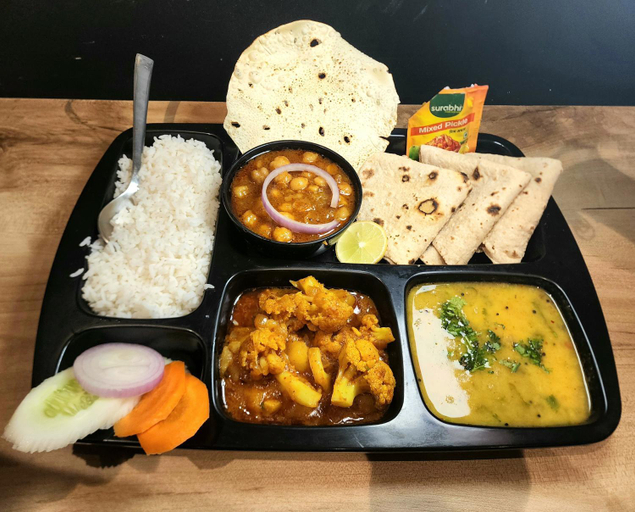 Food & Drinks, COLIWO UN (COLIVE AND COWORK), Pune