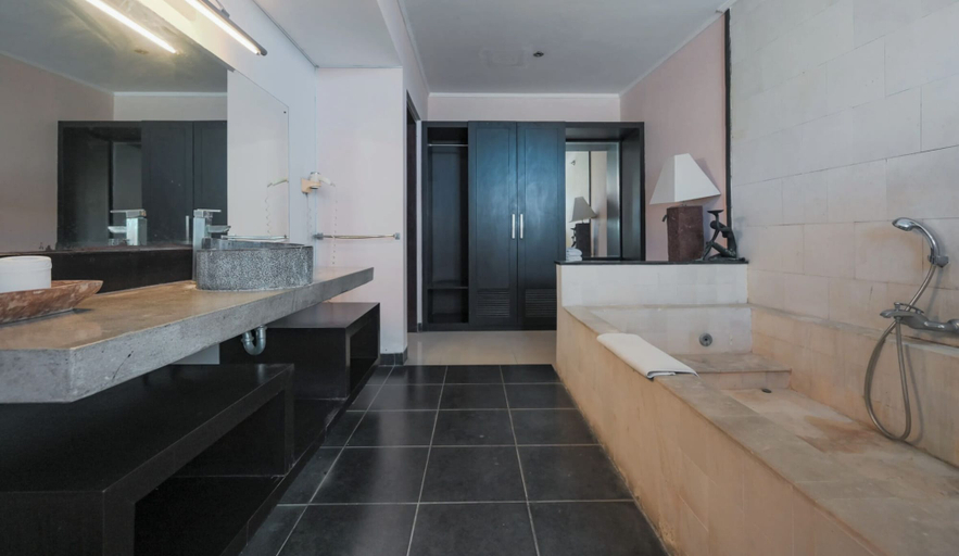 Bathroom 12