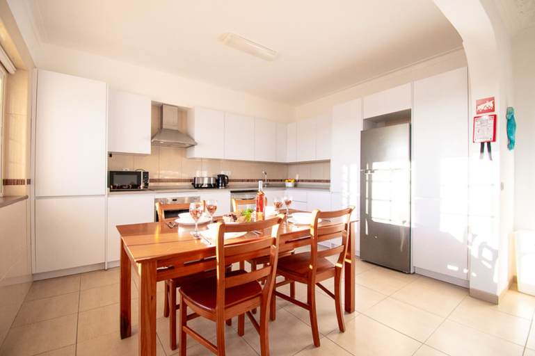 Room 2, 10 Marinha Two Bed Apt At Award Wining Beach, Lagoa