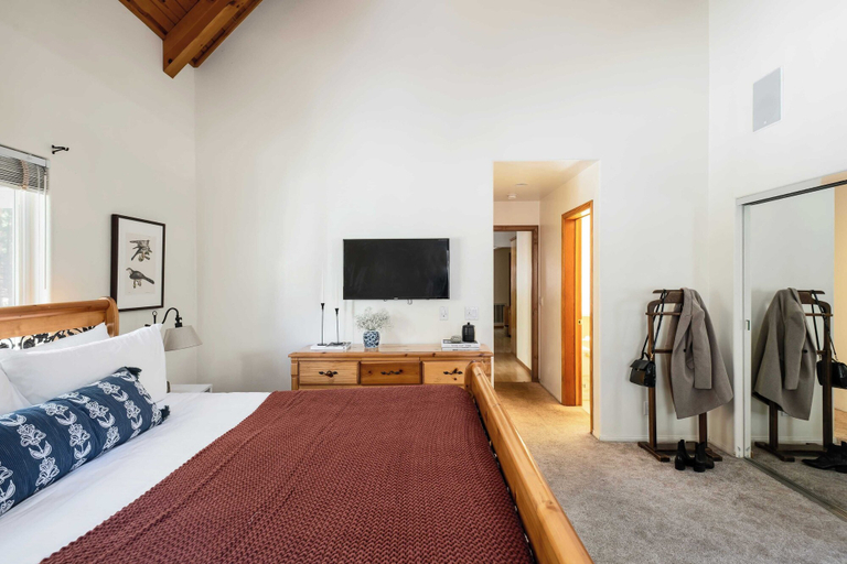 Interior 3, Hartwood by Avantstay Cozy Big Bear Abode w/ Spacious Deck & Stone Fireplace, San Bernardino