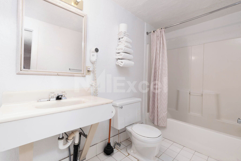 Bathroom 4, Marianna Inn Panguitch, Garfield