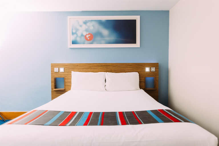 Bedroom 3, Travelodge Belfast Central, Belfast
