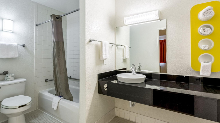 Bathroom 3, Hotel Albuquerque, NM - South - Airport, Bernalillo