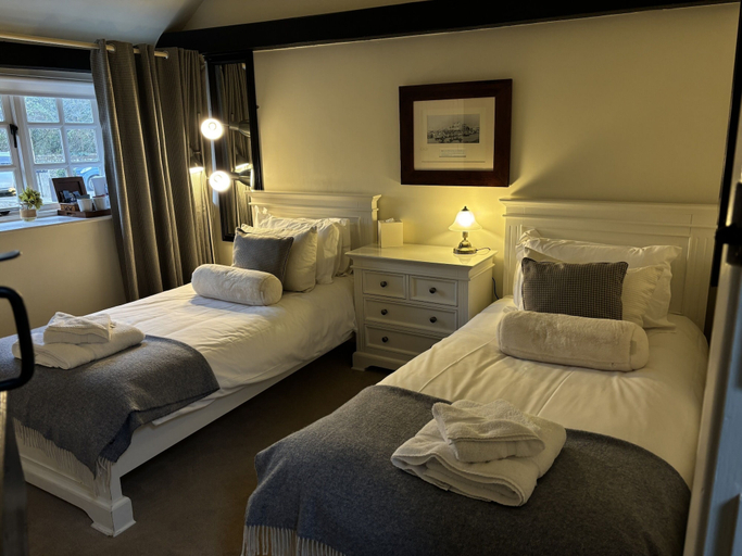Bedroom 2, THE FOX GOES FREE, West Sussex