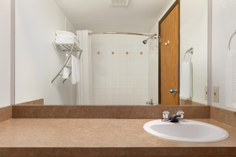 Bathroom 4, Super 8 by Wyndham Yellowknife, Fort Smith