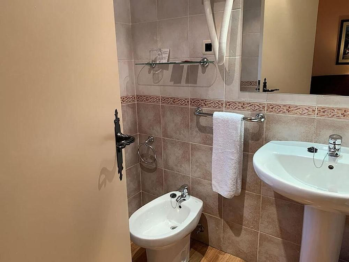Bathroom 4, Hotel Romanic, Lleida