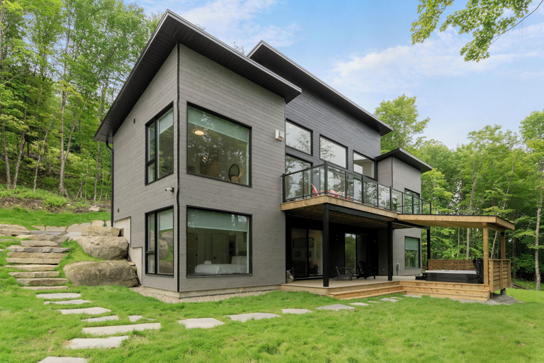 Exterior & Views