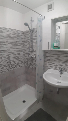 Bathroom 4, Pozzo Castello, Lecce