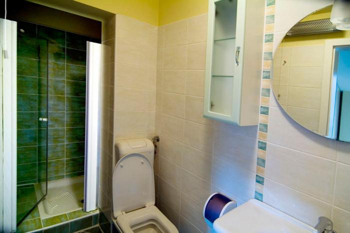 Bathroom 4, Hisa posebne Sorte, Komen