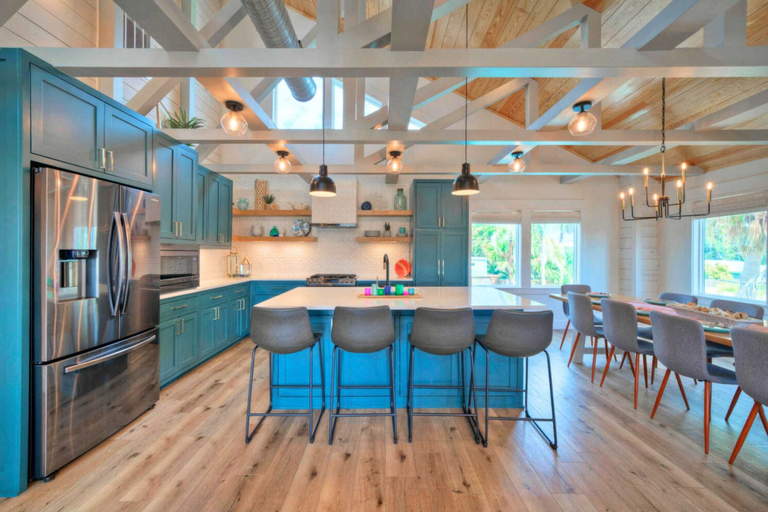 Food & Drinks 5, Private Pool, Walk to Beach, 6bdr, Main+guest House Third Sandbar by Avantstay, Nueces