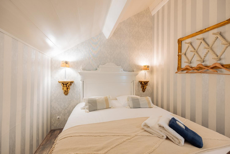 Others 3, VILLA NOTRE DAME face au Chateau fort, Ardennes