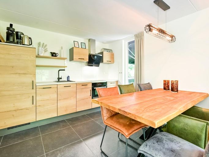 Others 5, House in Reutum with Jacuzzi Forest View, Tubbergen