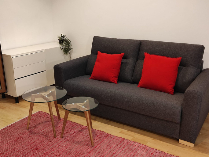 Room 2, Merceria 3 by Unik Tarragona, Tarragona