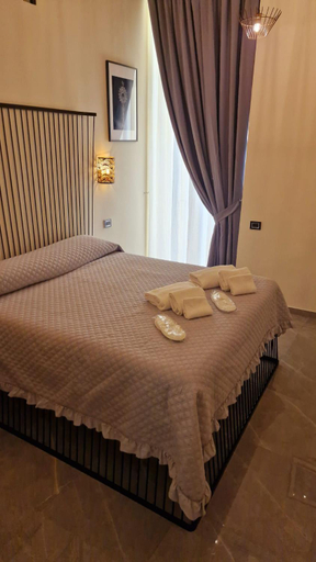 Bedroom 2, Il salotto della regina, Napoli