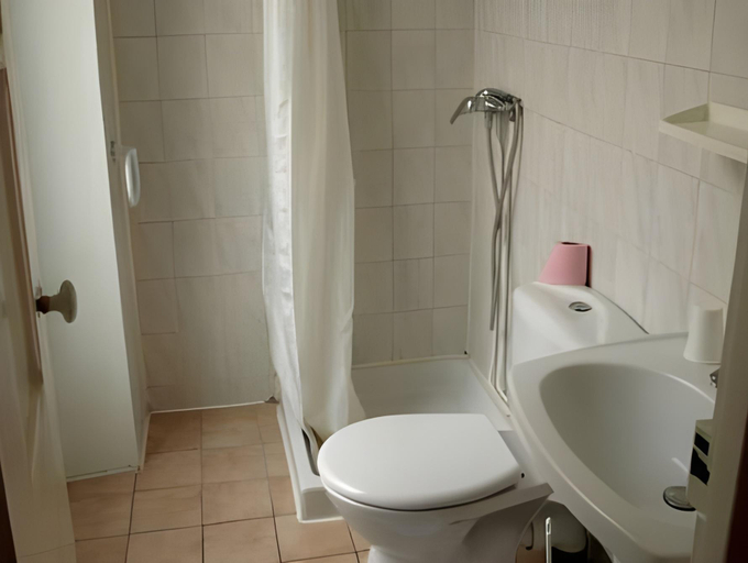 Bathroom 3, Hotel Chateaubriand, Côte-d'Or