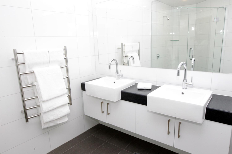 Bathroom 2, East Pier Hotel, Napier