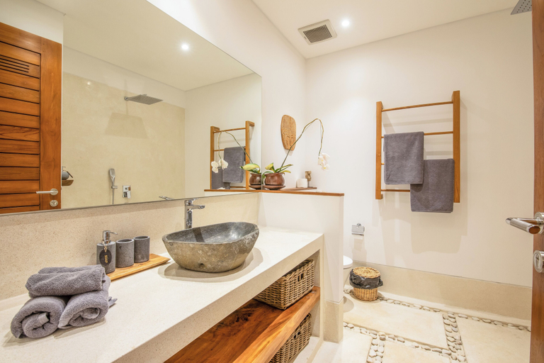 Others 2, Coastal Comfort: Cozy 4BR Villa, 5 Min Walk to Finns Beach, Badung