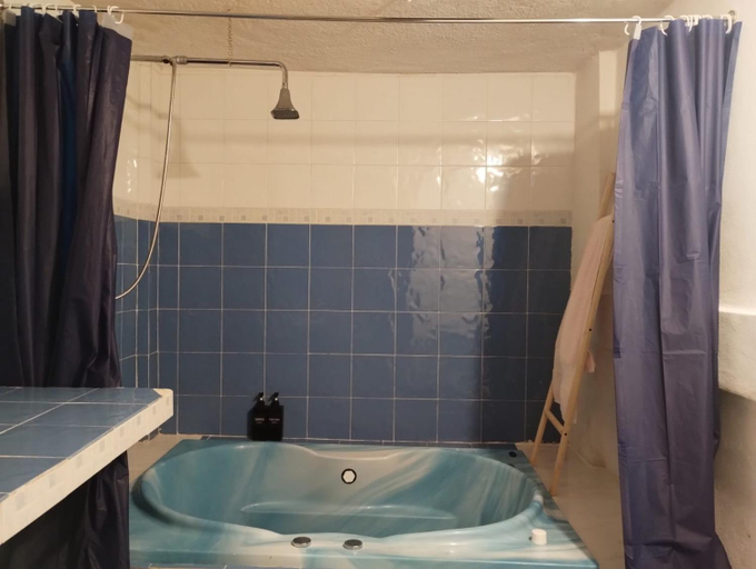 Bathroom 5, Posada Pantitlan, Mexico City