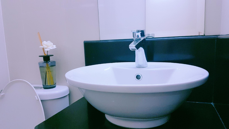 Bathroom 5, One Palm Tree Villas Condo Across NAIA TERMINAL 3, Pasay City