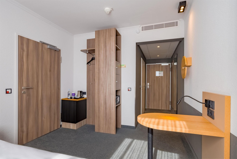 Bedroom 2, Spark by Hilton Wuppertal City Centre, Wuppertal