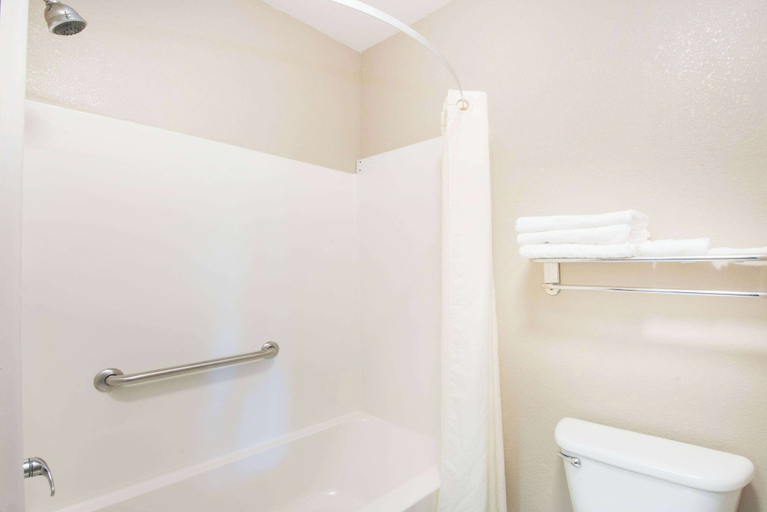 Bathroom 4, Super 8 by Wyndham Iola KS, Allen