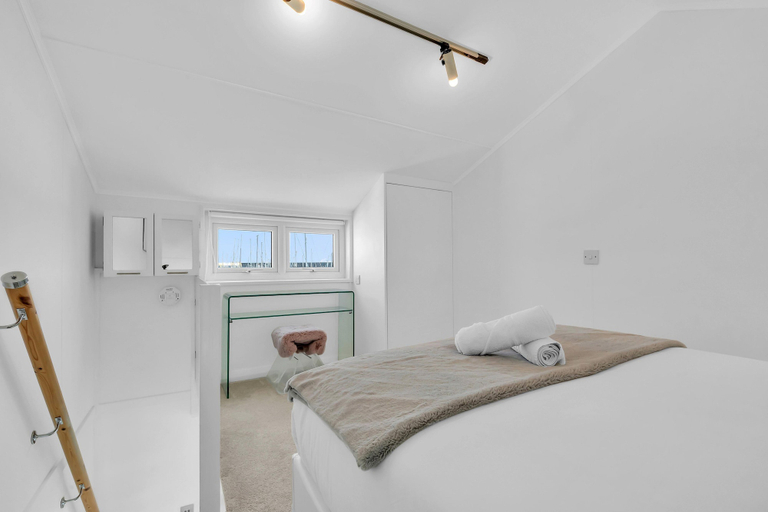 Room 3, On the Water 7 Free Parking By My Getaways, Brighton and Hove