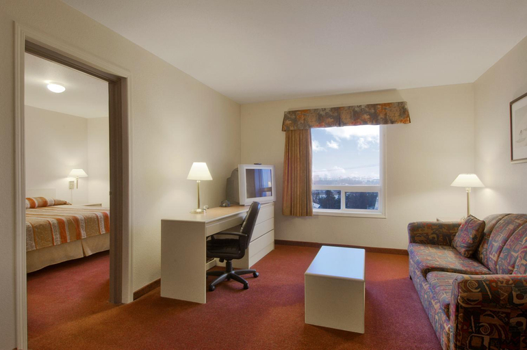 Bedroom 3, Super 8 by Wyndham Yellowknife, Fort Smith