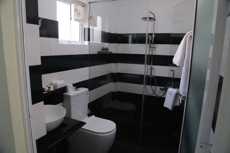 Bathroom 4, Calypso Sunset Beach Hotel, Mahawewa