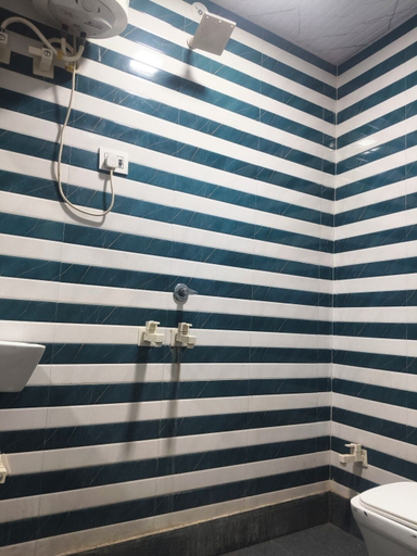 Bathroom 2, Hotel Mid Town, Delhi
