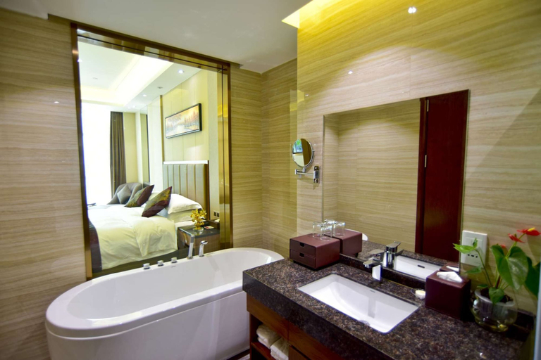 Bathroom, Ramada Plaza by Wyndham Changsha East, Changsha