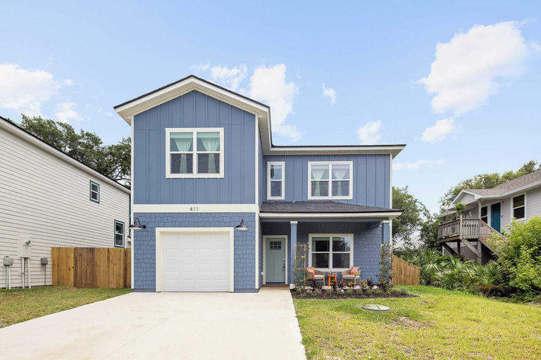 Exterior & Views, Playfully Designed Home + Hot Tub, Fire Pit & Game Room Blue Hour by Avantstay, Saint Johns