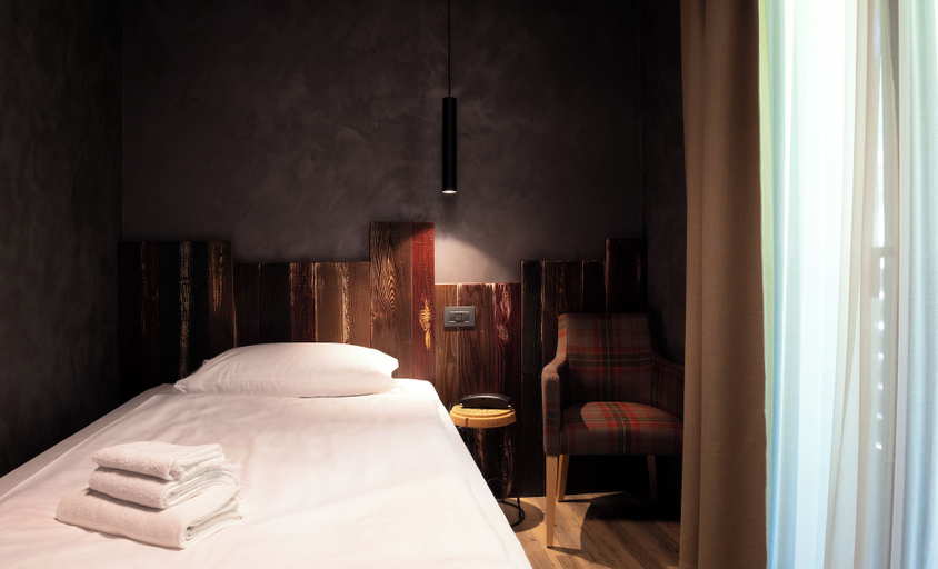 Bedroom 4, Crimea Wine Hotel, Sondrio