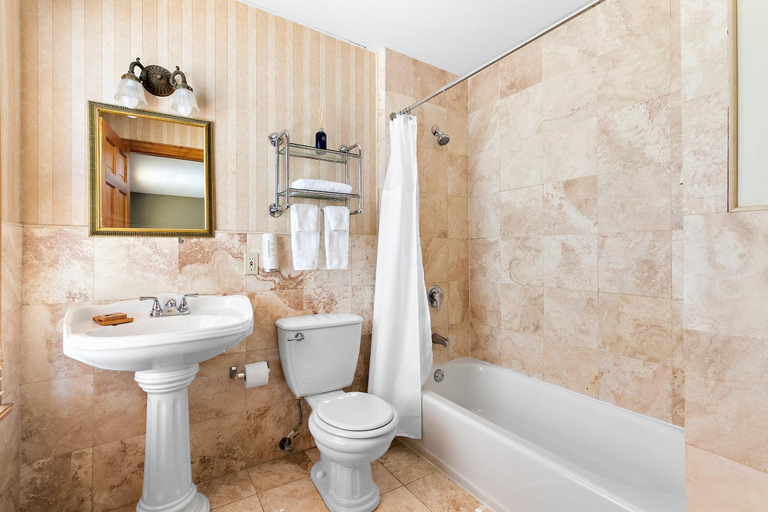 Bathroom 4, Majestic Hotel, Monmouth