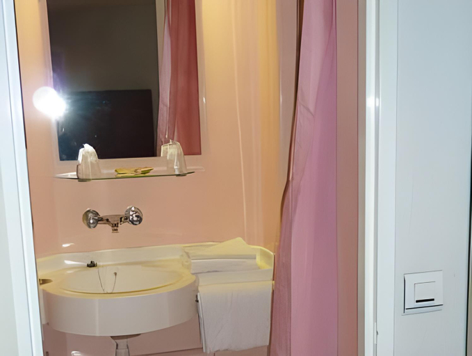 Bathroom 4, Lac'hotel France, Ain