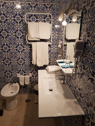 Bathroom 3, Rainha Santa Isabel - Obidos History Hotel, Óbidos