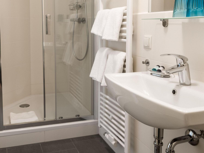 Bathroom 2, Ferienwohnung mit Kamin im Gut Ulrichshusen, Mecklenburgische Seenplatte