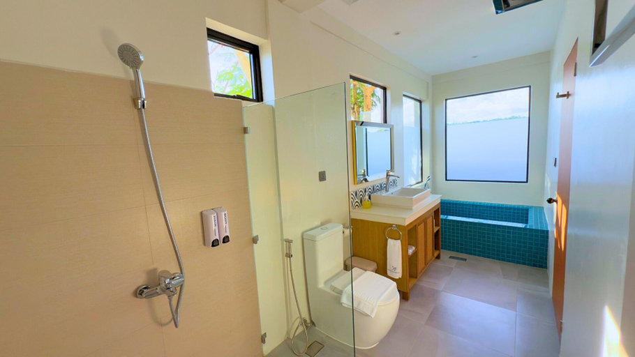 Bathroom 5, Whiterock Beach Hotel + Waterpark, Subic