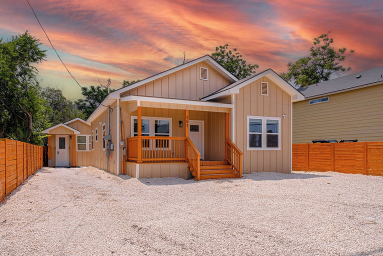 Exterior & Views 2, Generous 4br/3ba Charmer Near Glorius Downtown!, Bexar