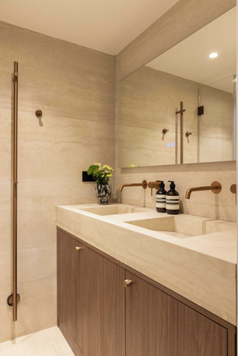 Bathroom 3, chic A C central apt - 2bdr 6p - faubourg s denis, Paris