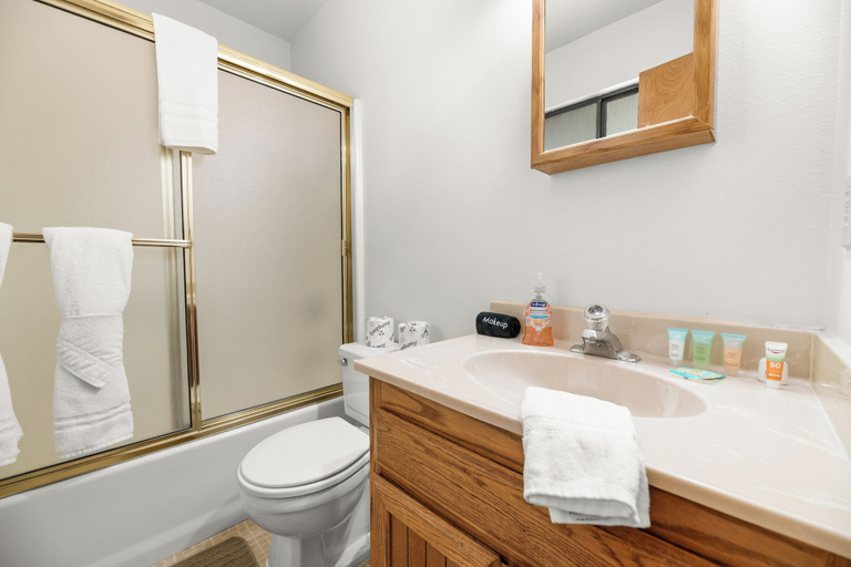 Bathroom 3, Silver Rays, San Bernardino