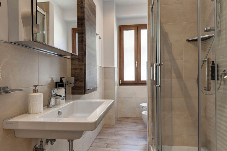 Bathroom 4, Oricellari Apartment by Mamo Florence, Florence
