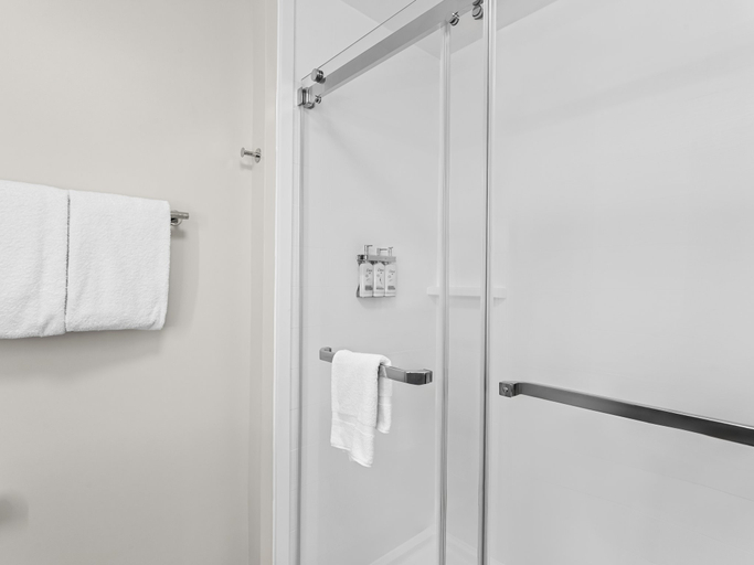 Holiday Inn Express PEOTONE by IHG Room Type - 1 Queen Standard Communications Mobil Access Roll Shwr Holiday Inn Express PEOTONE by IHG Room Type - 1 Queen Standard Communications Mobil Access Roll Shwr