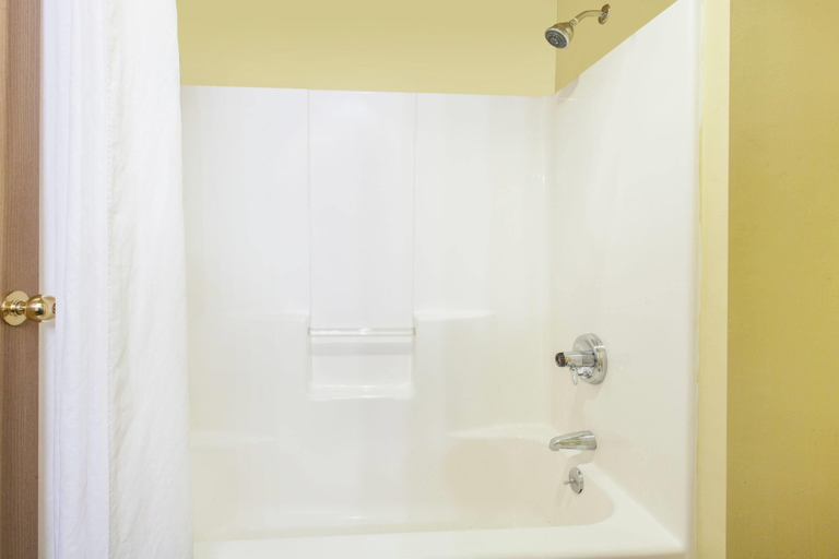 Bathroom 4, Super 8 by Wyndham Carthage, Jasper